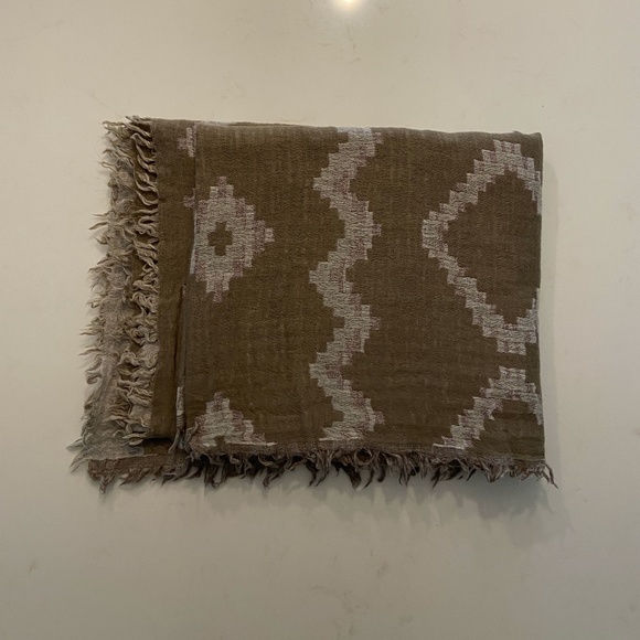 Aritzia Accessories - ARITZIA WILFRED diamond mosaic blanket scarf